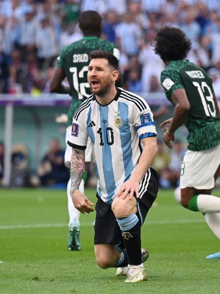 Lionel Messi lamenta chance desperdiçada pelo ataque da seleção argentina na partida contra a Arábia Saudita - Matthias Hangst/Getty Images