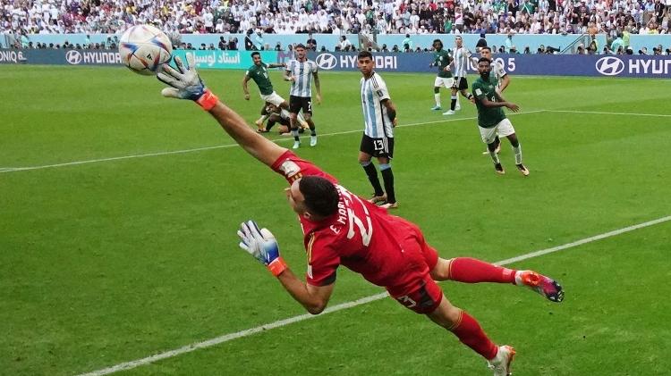 Salem Al-Dosari remata de esquina durante el partido entre Argentina y Arabia Saudita - Reuters/Hannah McKay