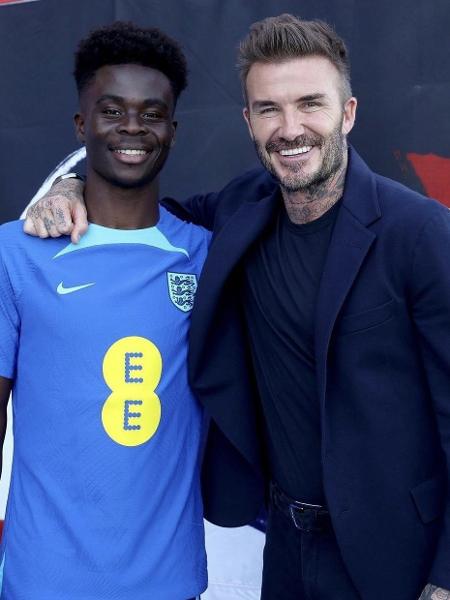 Bukayo Saka tira foto com David Beckham durante treino da seleção inglesa - Eddie Keogh - The FA/The FA via Getty Images