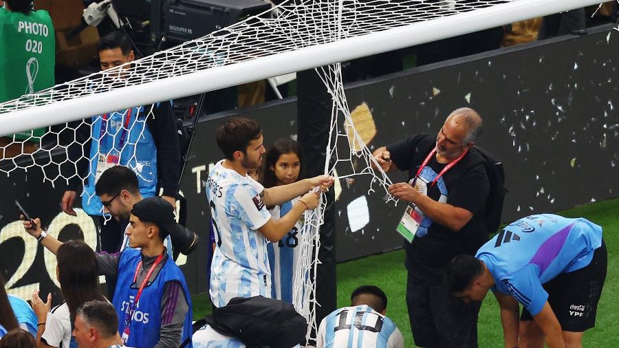 Torcedores da Argentina cortam rede após título da Copa do Mundo - REUTERS/Paul Childs
