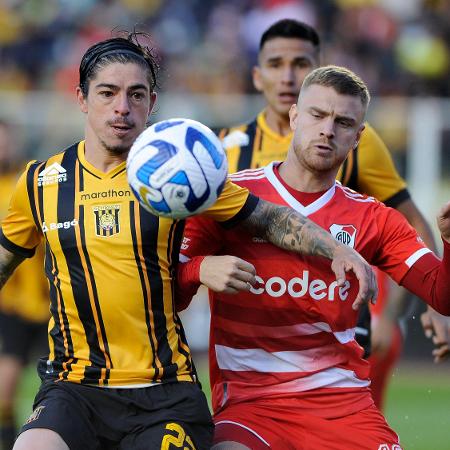 Jogadores de River Plate e The Strongest disputam lance durante partida da Libertadores - JORGE BERNAL / AFP