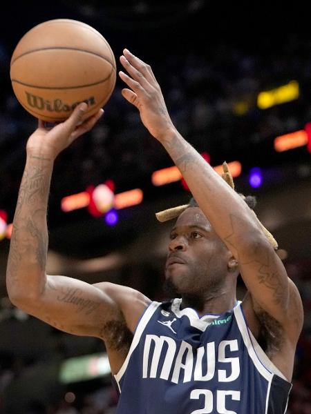 Reggie Bullock, jogador do Dallas Mavericks. - Eric Espada/NBAE via Getty Images