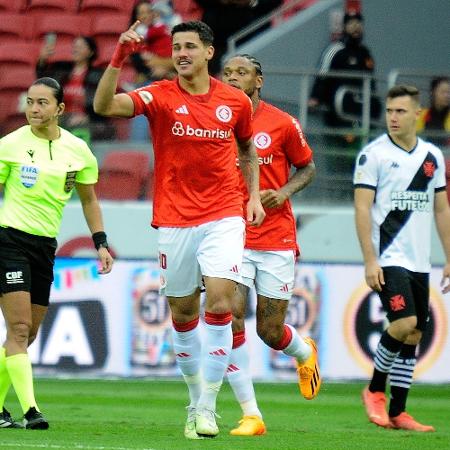 Rômulo, do Internacional, comemora gol contra o Vasco pelo Brasileirão