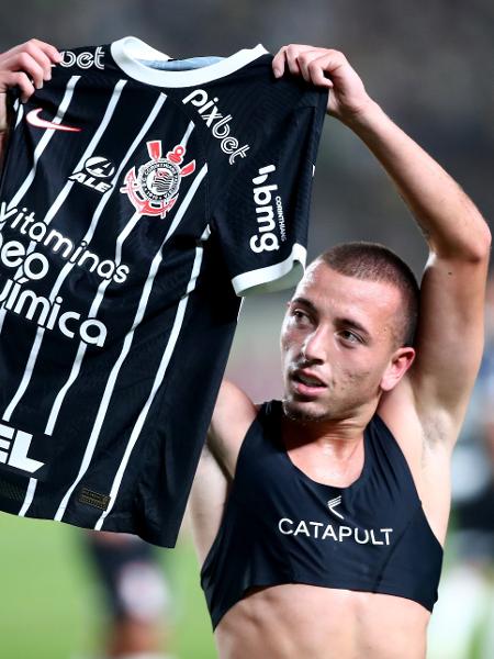 Ryan mostrou camisa do Corinthians em direção aos torcedores do Universitario após marcar em jogo da Sul-Americana - Raul Sifuentes/Getty Images