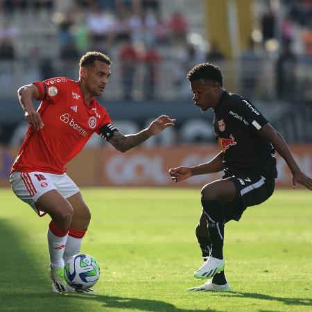 Alan Patrick em ação pelo Inter contra o Red Bull Bragantino