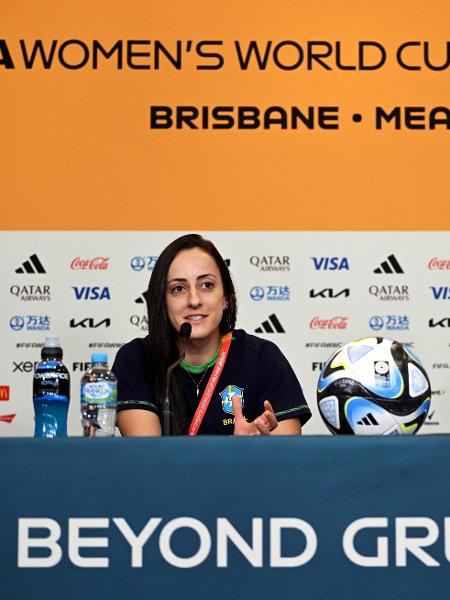 Luana e Pia Sundhage, da seleção brasileira, em coletiva antes do jogo contra a França