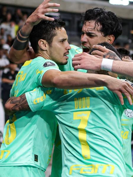 Jogadores do Palmeiras celebram gol sobre o Atlético-MG em duelo da Libertadores