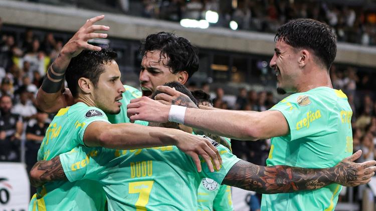 Jogadores do Palmeiras celebram gol de Veiga sobre o Atlético-MG