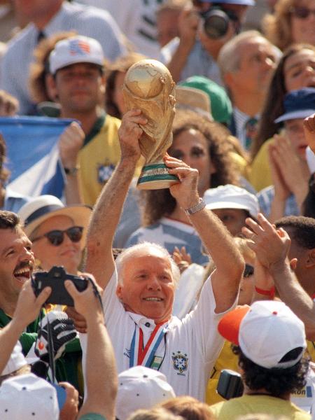 Zagallo levanta a taça da Copa do Mundo de 1994