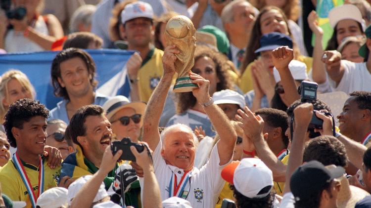 Zagallo levanta a taça da Copa do Mundo de 1994