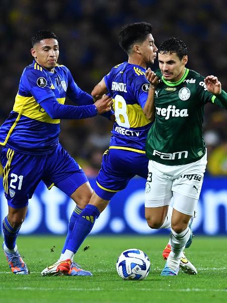 Raphael Veiga é cercado durante Boca Juniors x Palmeiras, partida da Libertadores