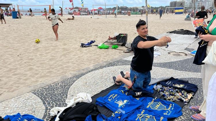 Argentino vende camisas e chaveiros do Boca Juniors no calçadão da praia de Copacabana