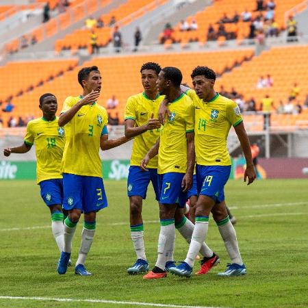 Jogadores do Brasil comemoram gol sobre a Nova Caledônia no Mundial sub-17