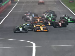 Verstappen passa Hamilton e vence sprint com final eletrizante na China