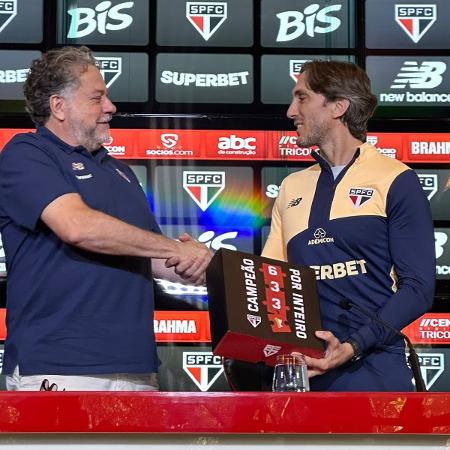 Julio Casares cumprimenta Luis Zubeldía durante apresentação do novo técnico do São Paulo