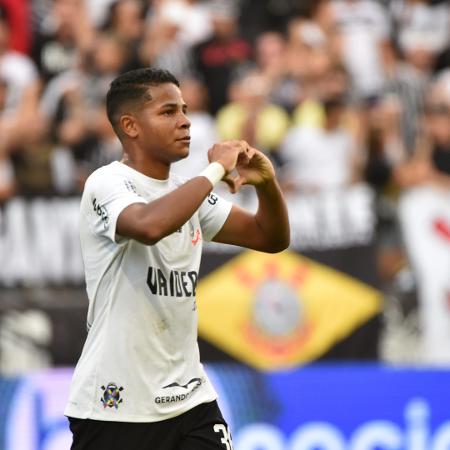 Wesley comemora após o gol em Corinthians x Fluminense pelo Brasileirão