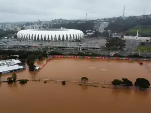 Enchentes no RS: Inter usa barco no CT, e Grêmio vê 'situação de guerra'