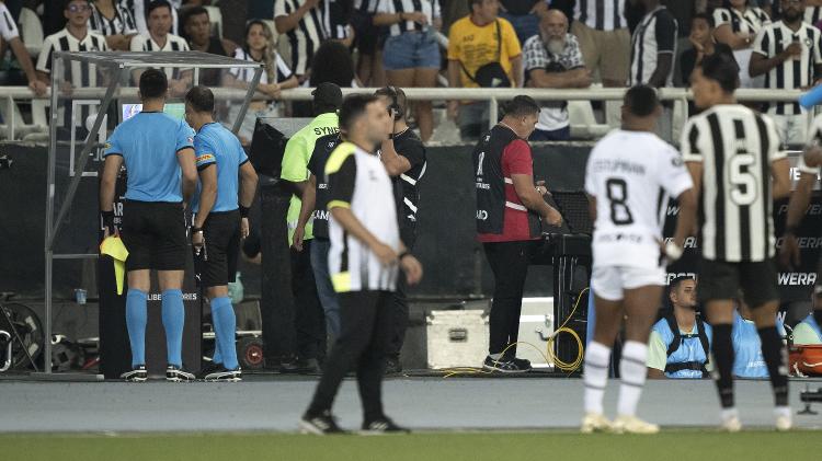 Árbitros de Botafogo x LDU levaram 10 minutos para anular gol do time equatoriano na Libertadores