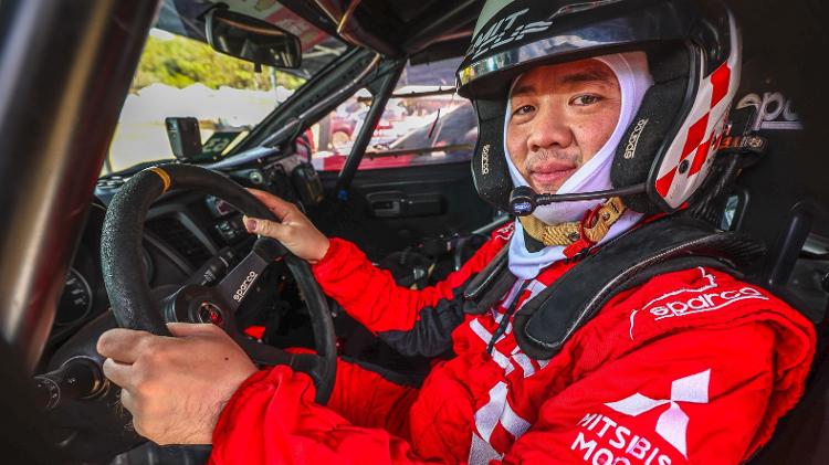 Capacete tem intercomunicador para conversar com navegador no meio da prova da Mitsubishi Cup