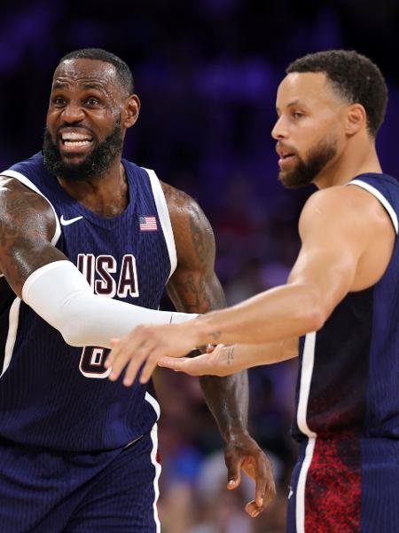 LeBron James e Stephen Curry durante jogo de basquete dos EUA nas Olimpíadas de Paris