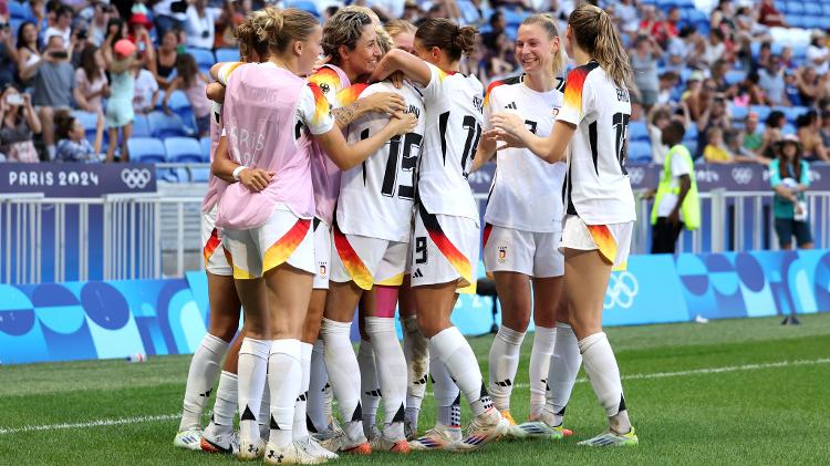 Jogadoras da Alemanha comemoram gol contra a Espanha pela disputa do bronze nas Olimpíadas