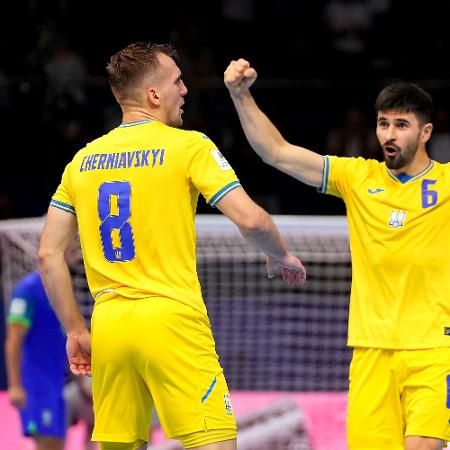 Jogadores da Ucrânia comemoram gol sobre o Brasil na Copa do Mundo de Futsal