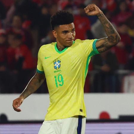 Igor Jesus comemora gol do Brasil sobre o Chile em duelo das Eliminatórias - Marcelo Hernandez/Getty Images