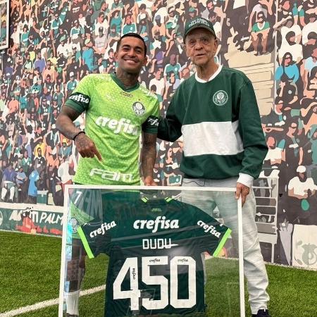 Dudu recebe homenagem de Ademir da Guia por marca de 450 jogos pelo Palmeiras - Divulgação/Instagram @7_dudu