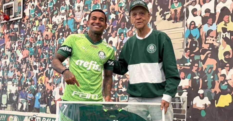 Dudu recebe homenagem de Ademir da Guia por marca de 450 jogos pelo Palmeiras