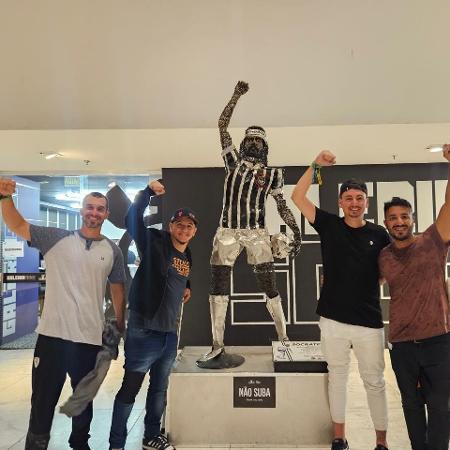 Argentinos posaram ao lado da estátua de Sócrates, na Neo Química Arena - Arquivo Pessoal