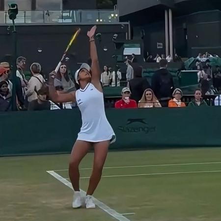 Nauhany Silva em ação na primeira rodada de Wimbledon juvenil - Divulgação/Rede Tênis Brasil