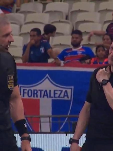 Assistente Jorge Eduardo Bernardi sente o ombro após queda e é substituído em Fortaleza e Botafogo Assistente Jorge Eduardo Bernardi sente o ombro após queda e é substituído em Fortaleza e Botafogo