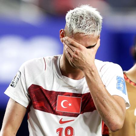 Mert Muldur se lamenta após derrota da Turquia diante do Paraguai pela Copa do Mundo