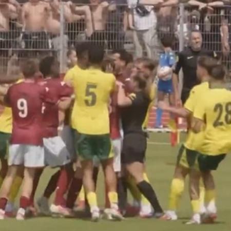 Árbitra francesa Mathilde Demoncay tenta separar confusão durante amistoso entre Metz e Fortuna Sittard