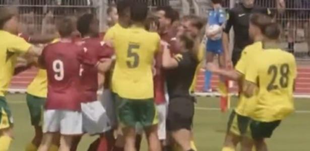 Árbitra tenta separar briga, é derrubada e precisa ser substituída; veja