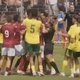 &Aacute;rbitra tenta separar briga, &eacute; derrubada e precisa ser substitu&iacute;da; veja