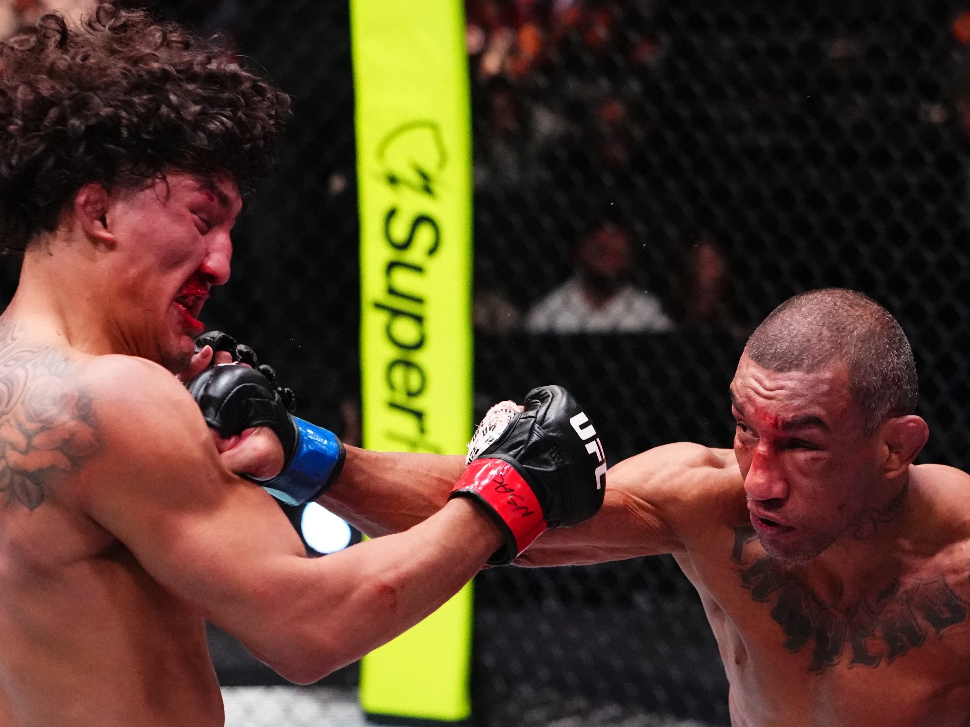 Barcelos dá show, mas sofre lesão e perde para Rosas na luta principal do UFC 121