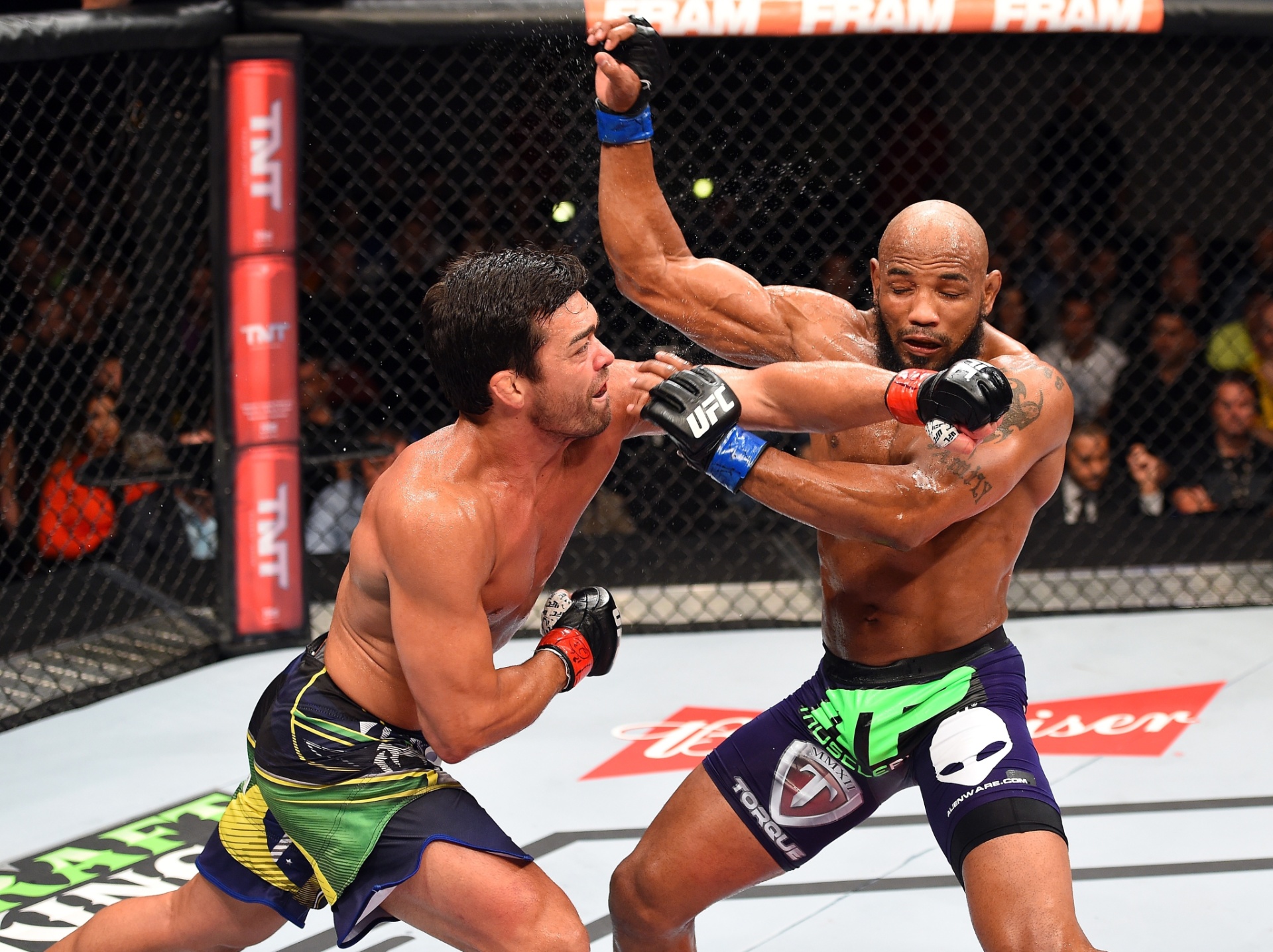Lyoto Machida  acerta Yoel Romero durante a derrota do brasileiro por nocaute no terceiro round - Josh Hedges/Zuffa LLC UFC