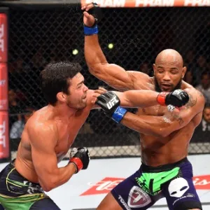 Lyoto Machida  acerta Yoel Romero durante a derrota do brasileiro por nocaute no terceiro round - Josh Hedges/Zuffa LLC UFC