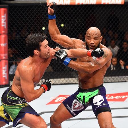 Lyoto Machida acerta Yoel Romero durante confronto entre rivais