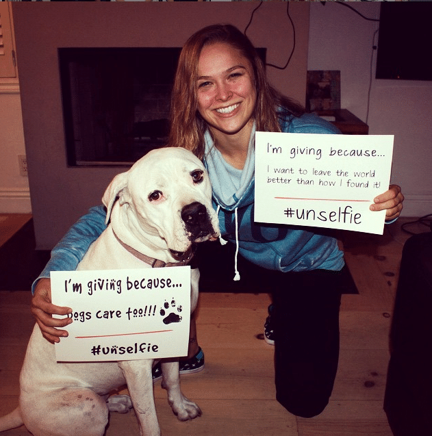 Ronda Rousey posa com seu cachorro, que, segundo ela, é o único ser com quem tem trocado carinhos, já que está solteiraça - Reprodução/Instagram