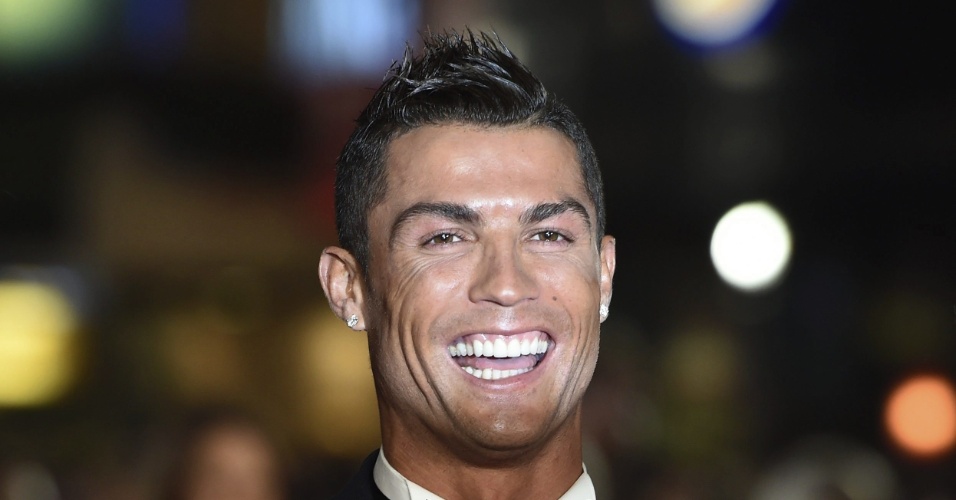 Cristiano Ronaldo foi só sorrisos no lançamento de seu filme biográfico, nesta segunda-feira (09), em Londres