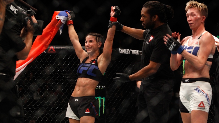 Tecia Torres é anunciada vencedora do combate contra Jocelyn Jones-Lybarger no UFC 194 - Steve Marcus/Getty Images