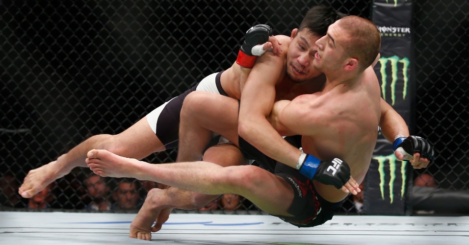 Tom Breese (dir.) puxa Keita Nakamura em direção ao solo, em luta neste sábado (27), no UFC em Londres