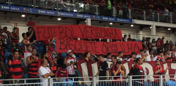 Torcida do Flamengo, que não poderá disputar a Liga das Américas em função de punição à CBB - Pedro Ivo Almeida / UOL Esporte