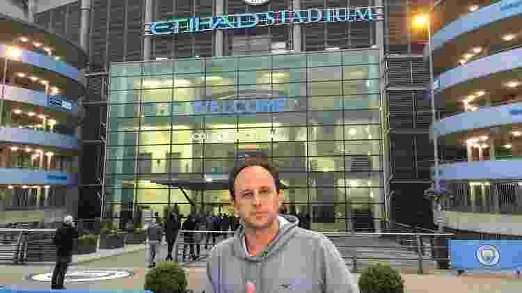 Rogério Ceni em frente ao estádio do Manchester City - Twitter/Manchester City - Twitter/Manchester City