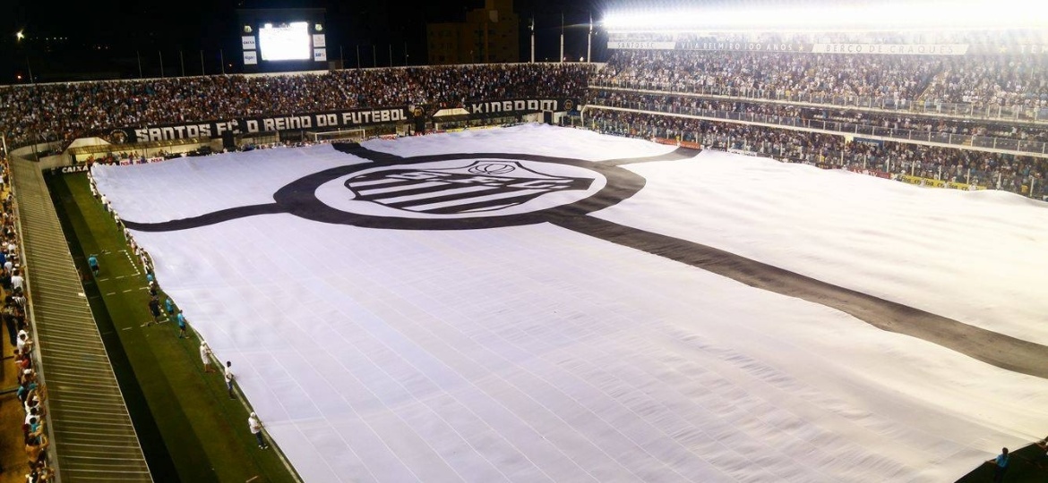 Santos estende bandeirão em campo; Sindicato cobra R$ 60 milhões da Globo e do clube por direitos de arena - Reprodução/Twitter
