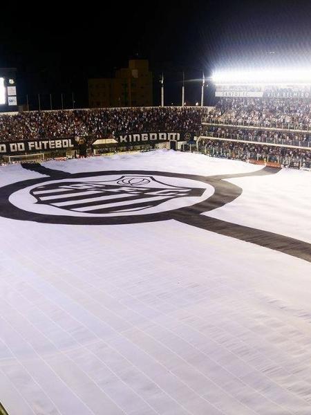 Santos estica bandeirão no campo da Vila Belmiro durante o intervalo - Reprodução/Twitter