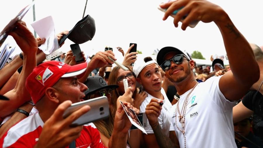 Lewis Hamilton, da Mercedes, tira fotos com fãs em Monza - Clive Rose/Getty Images