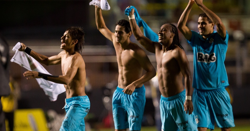 Neymar, Ganso, Arouca e Alan Kardec comemoram vitória do Santos sobre o São Paulo na semifinal do Campeonato Paulista de 2012